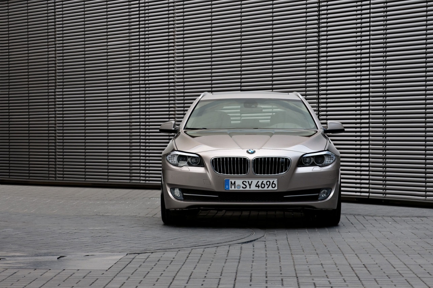 Авто обои BMW BMW 5 Series Touring 2011