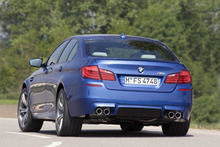 Авто обои BMW M5 F10 2012