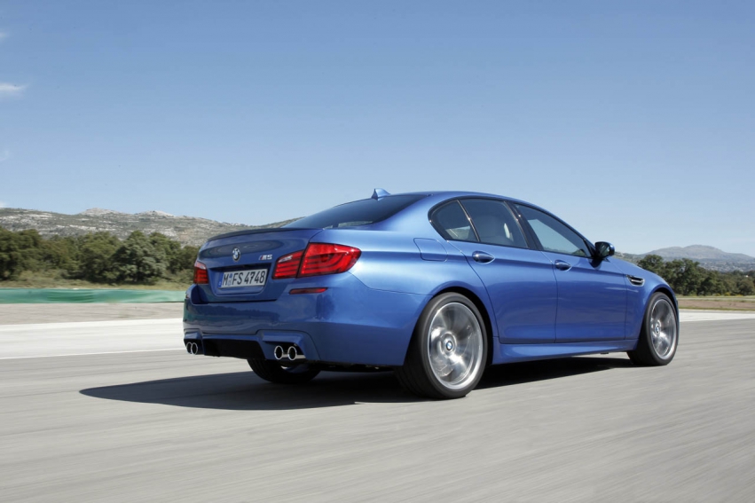 Авто обои BMW M5 F10 2012