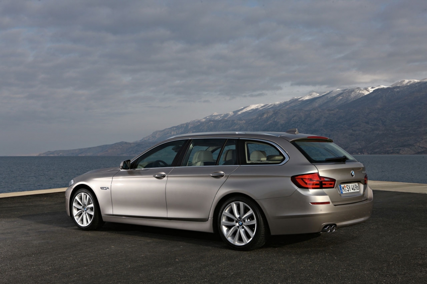 Авто обои BMW BMW 5 Series Touring 2011