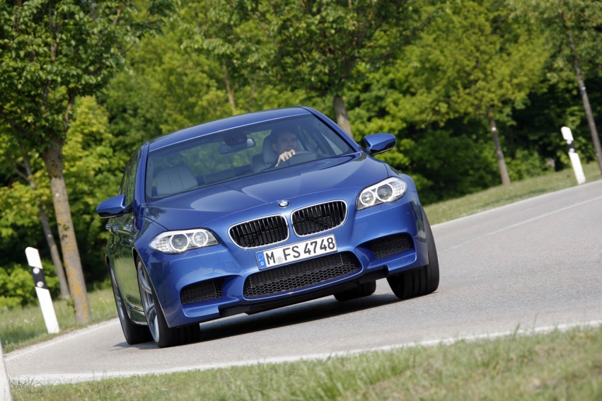 Авто обои BMW M5 F10 2012