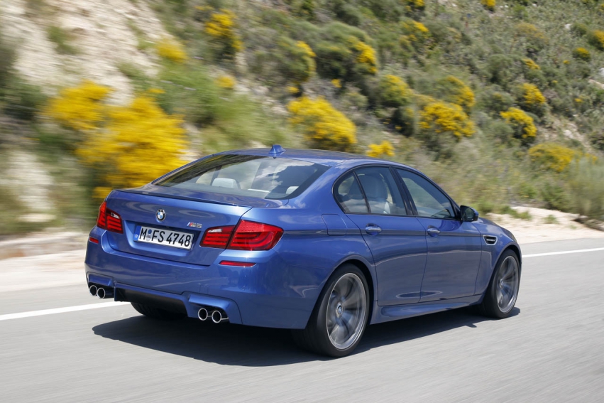 Авто обои BMW M5 F10 2012