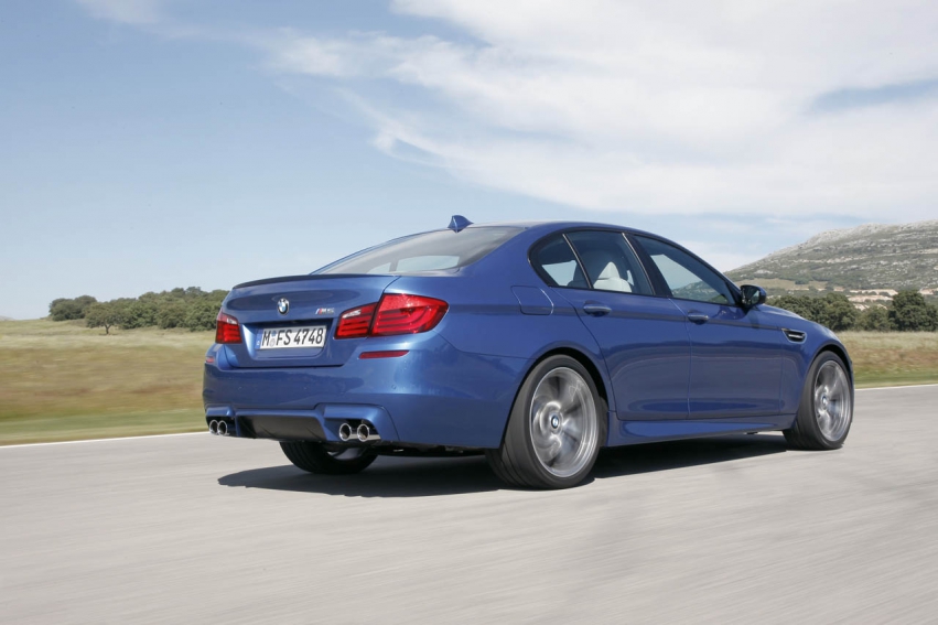 Авто обои BMW M5 F10 2012