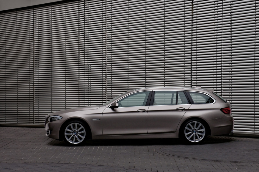 Авто обои BMW BMW 5 Series Touring 2011