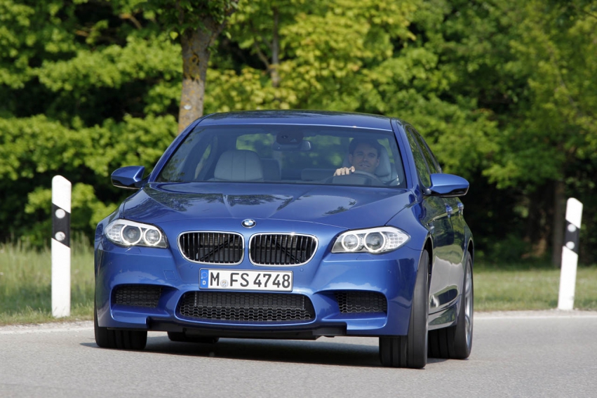 Авто обои BMW M5 F10 2012