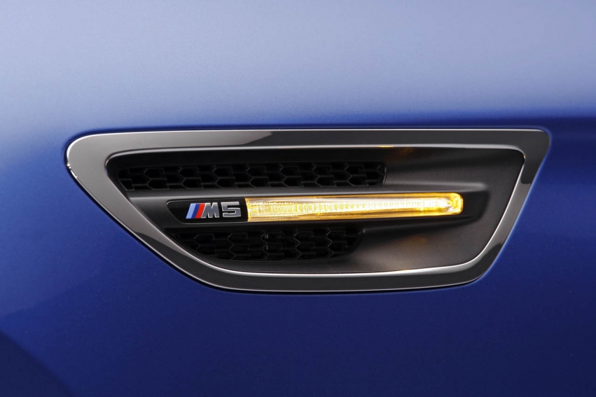 Авто обои BMW M5 F10 2012