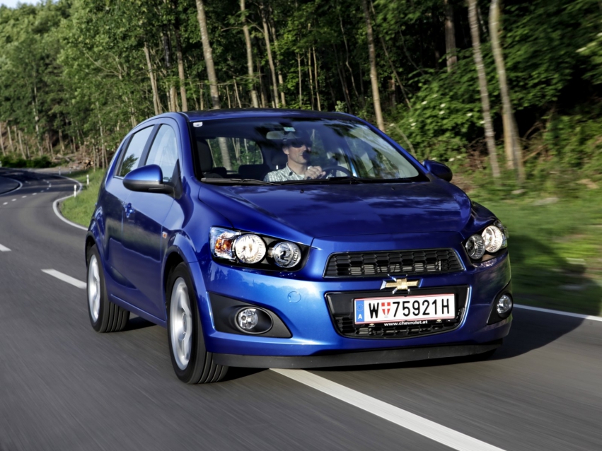 Авто обои Chevrolet Aveo Hatchback 2011