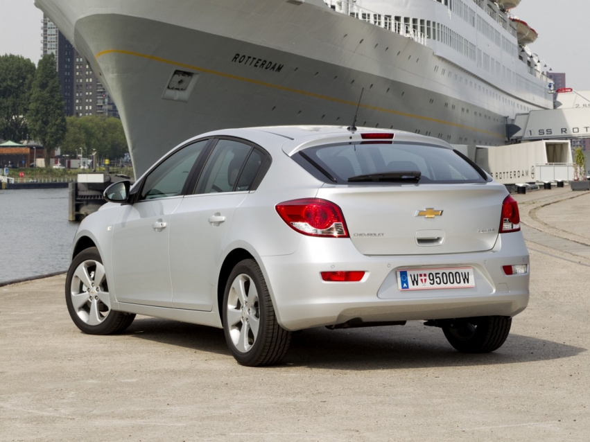 Авто обои Chevrolet Cruze Hatchback 2011