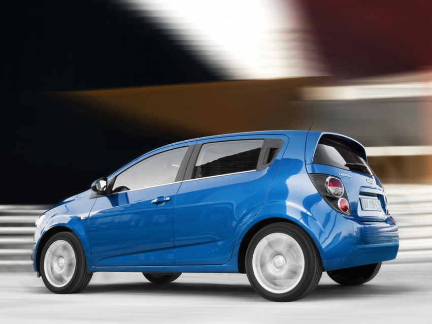 Авто обои Chevrolet Aveo Hatchback 2011