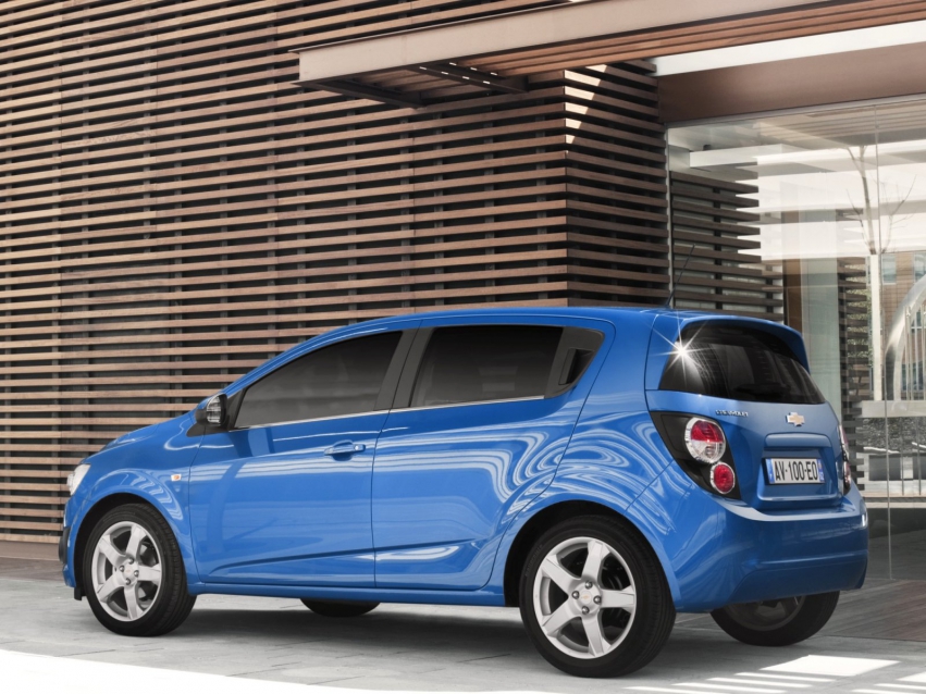 Авто обои Chevrolet Aveo Hatchback 2011