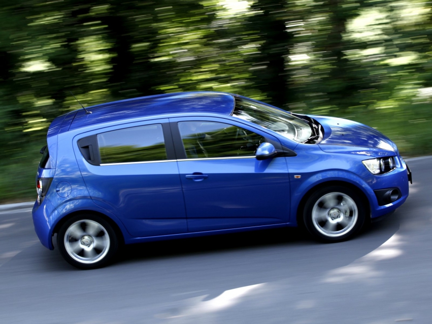 Авто обои Chevrolet Aveo Hatchback 2011