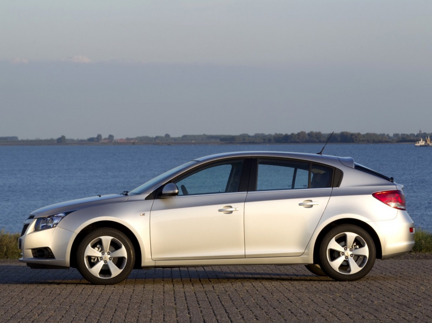 Авто обои Chevrolet Cruze Hatchback 2011