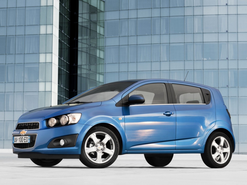 Авто обои Chevrolet Aveo Hatchback 2011