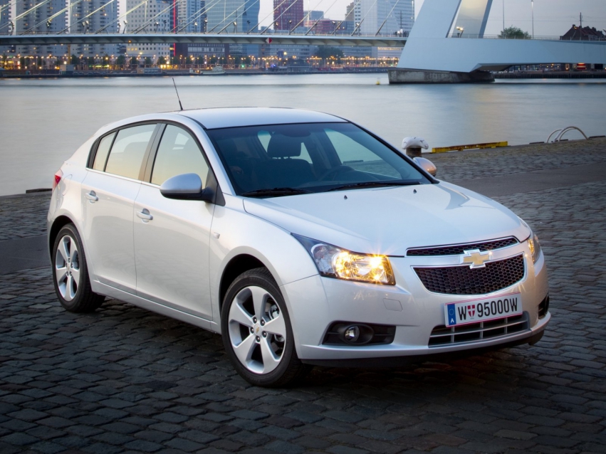 Авто обои Chevrolet Cruze Hatchback 2011