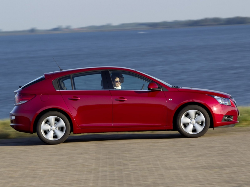 Авто обои Chevrolet Cruze Hatchback 2011