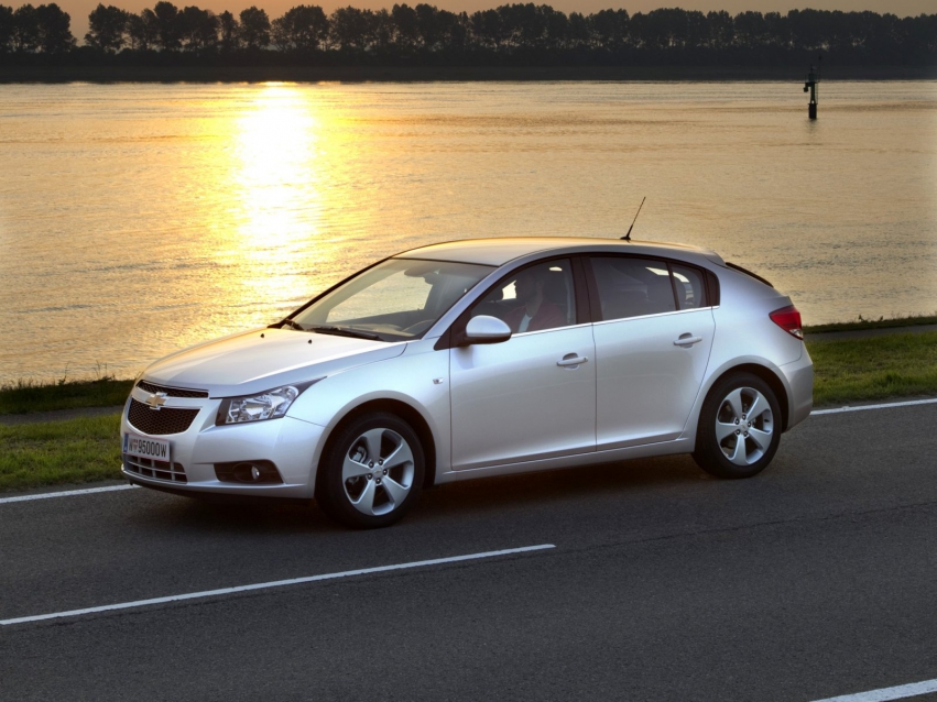 Авто обои Chevrolet Cruze Hatchback 2011