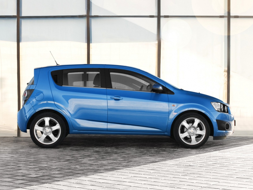 Авто обои Chevrolet Aveo Hatchback 2011