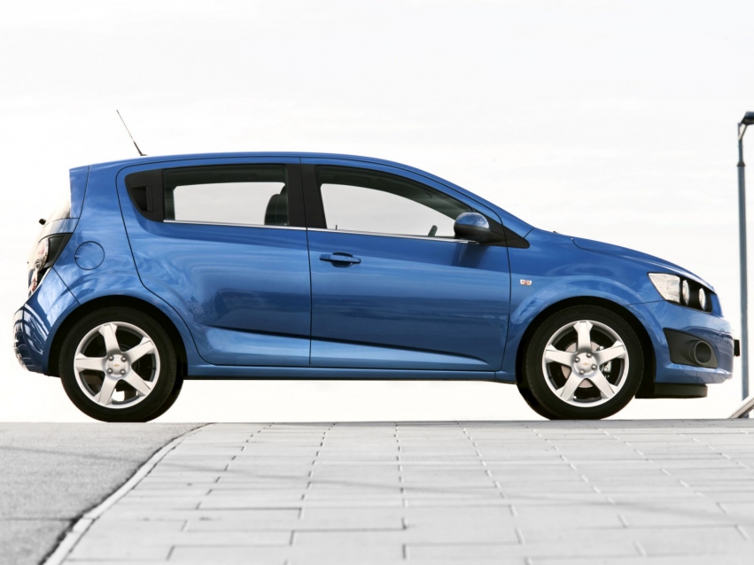 Авто обои Chevrolet Aveo Hatchback 2011