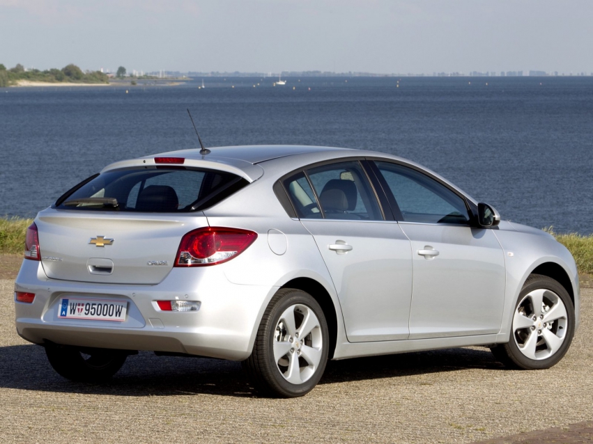 Авто обои Chevrolet Cruze Hatchback 2011