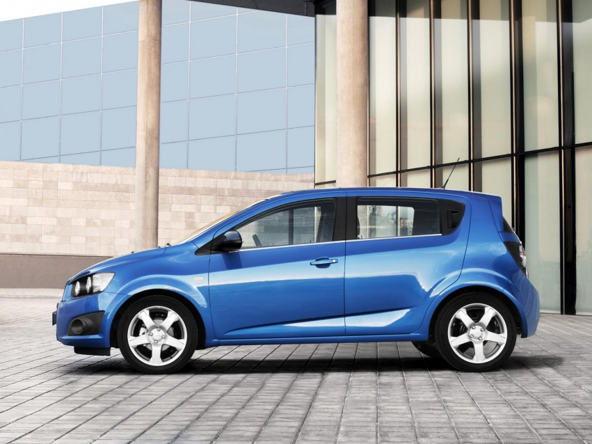 Авто обои Chevrolet Aveo Hatchback 2011