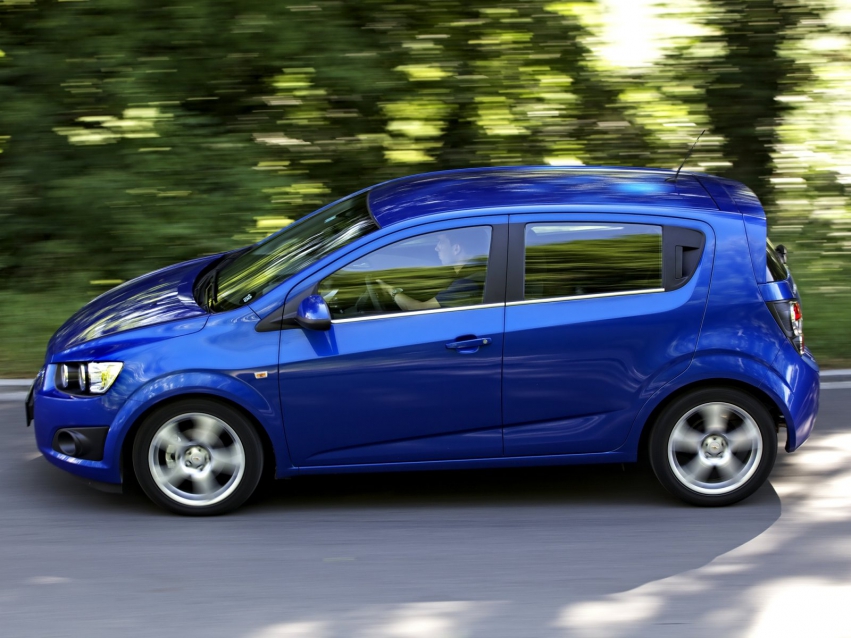 Авто обои Chevrolet Aveo Hatchback 2011