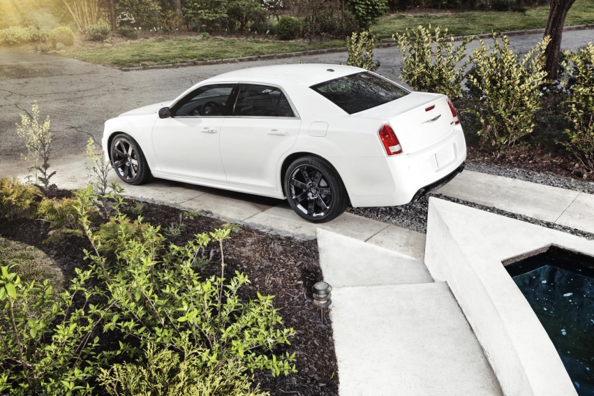 Авто обои Chrysler 300 SRT8 2012