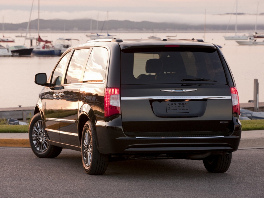 Авто обои Chrysler Town&Country Minivan 2011