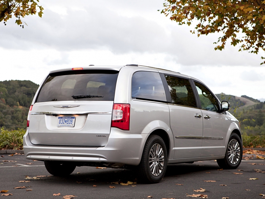 Авто обои Chrysler Town&Country Minivan 2011