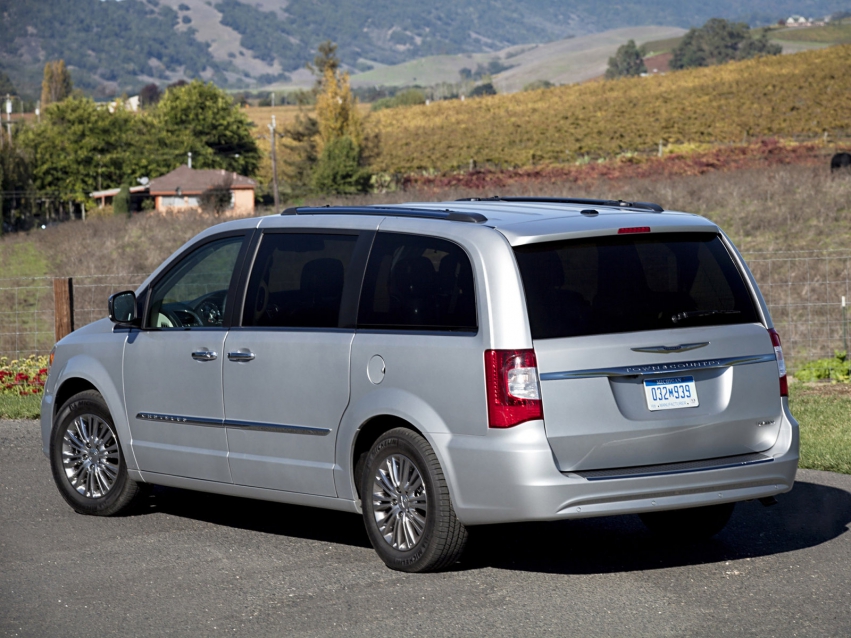 Авто обои Chrysler Town&Country Minivan 2011