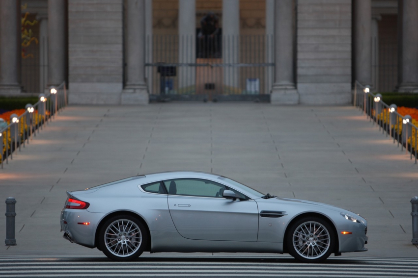 Авто обои Aston Martin Aston Martin V8 Vantage 2009