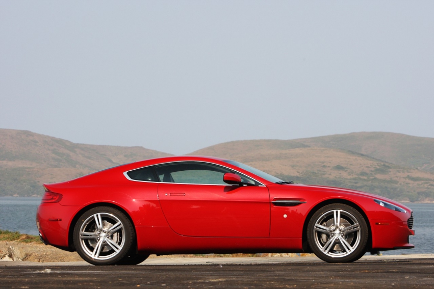 Авто обои Aston Martin Aston Martin V8 Vantage 2009