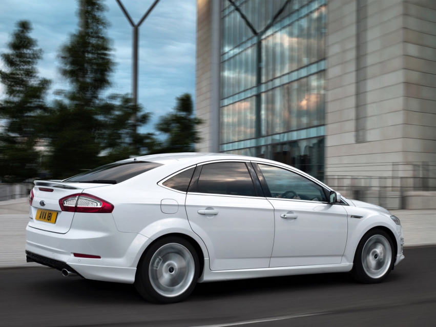 Авто обои Ford Mondeo Hatchback 2010