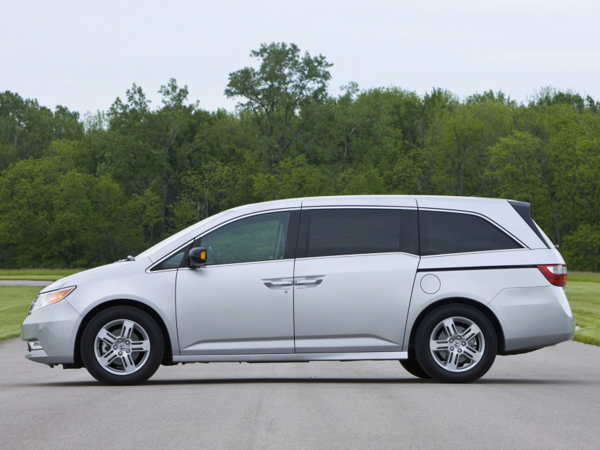 Авто обои Honda Odyssey Minivan 2010