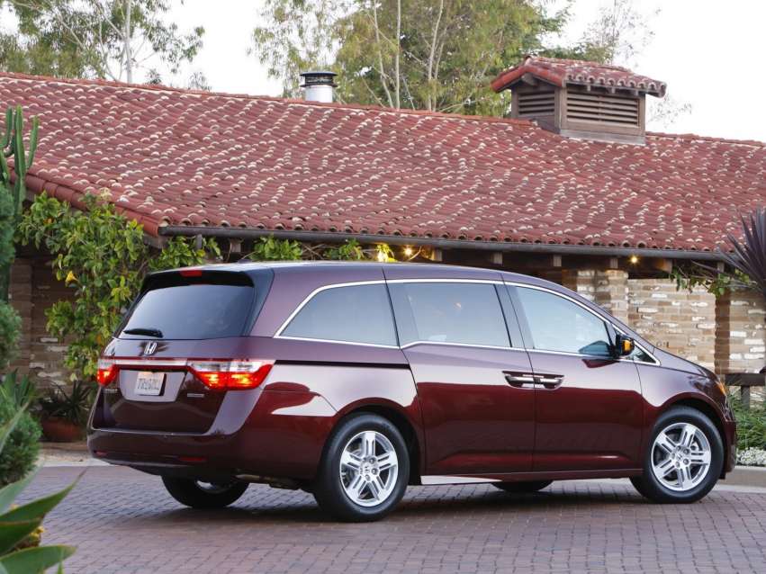 Авто обои Honda Odyssey Minivan 2010