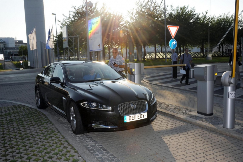 Авто обои Jaguar XF Sedan 2012