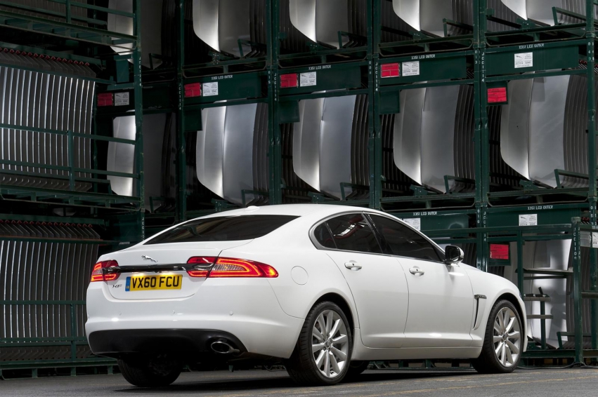 Авто обои Jaguar XF Sedan 2012