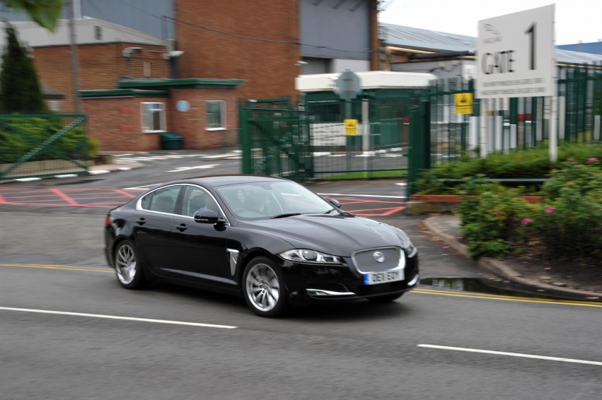 Авто обои Jaguar XF Sedan 2012