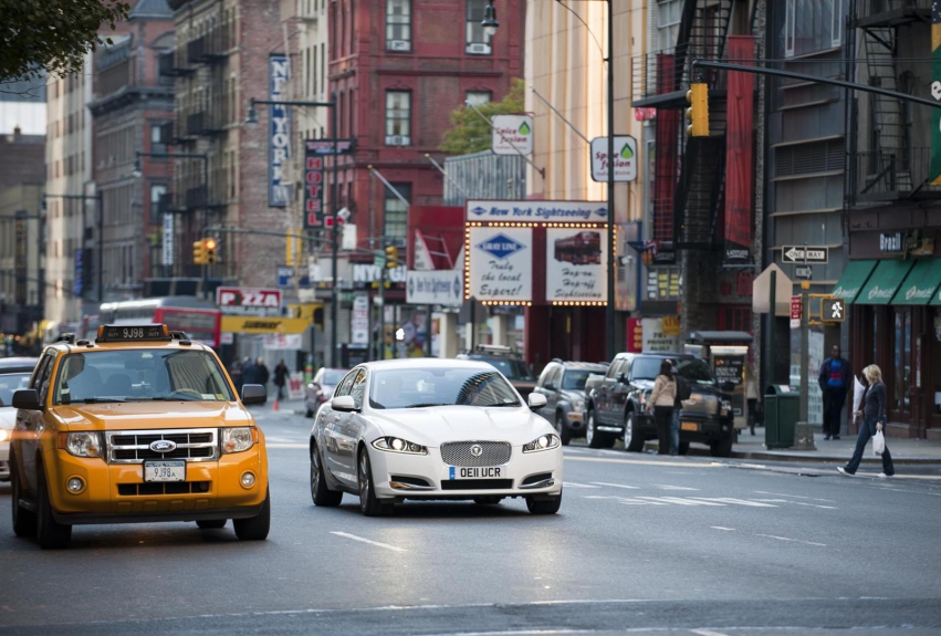 Авто обои Jaguar XF Sedan 2012