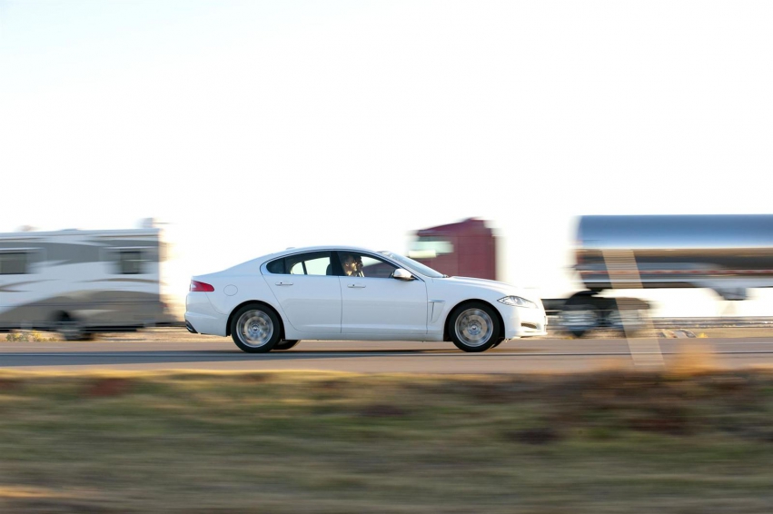 Авто обои Jaguar XF Sedan 2012