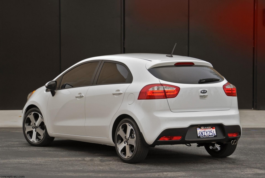 Авто обои Kia Rio5 2012