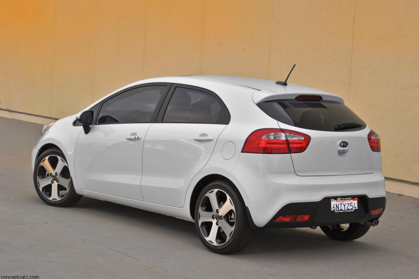 Авто обои Kia Rio5 2012