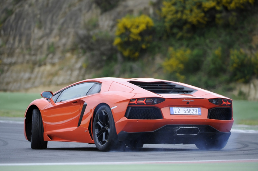 Авто обои Lamborghini Aventador LP700-4 2012