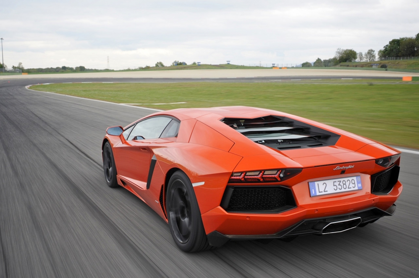 Авто обои Lamborghini Aventador LP700-4 2012