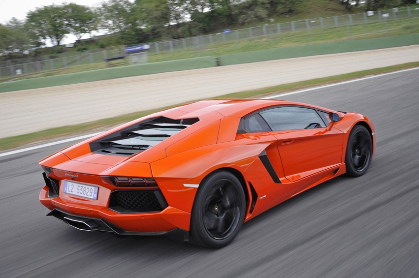 Авто обои Lamborghini Aventador LP700-4 2012