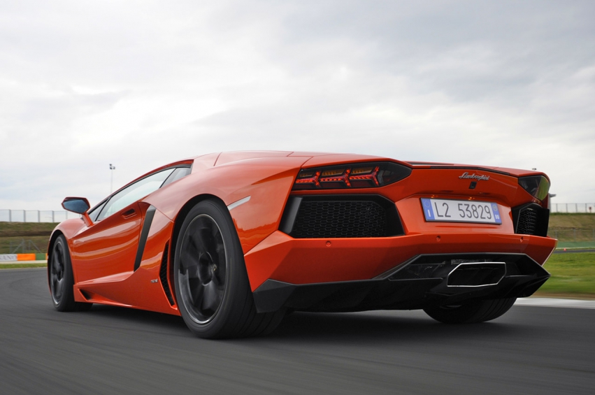 Авто обои Lamborghini Aventador LP700-4 2012