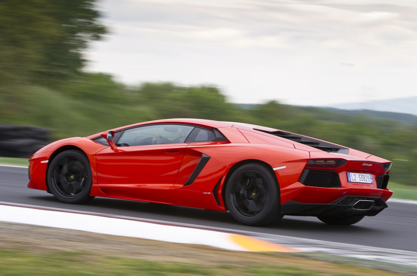 Авто обои Lamborghini Aventador LP700-4 2012