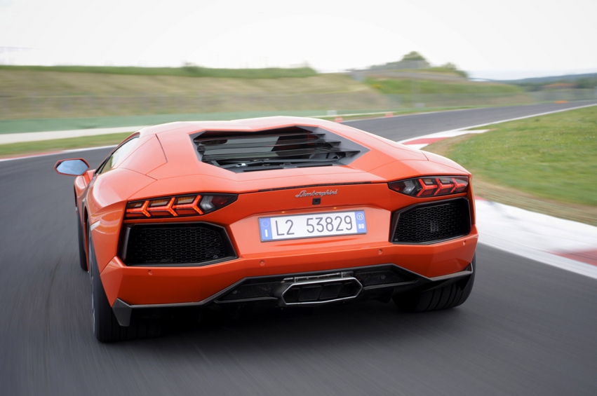 Авто обои Lamborghini Aventador LP700-4 2012