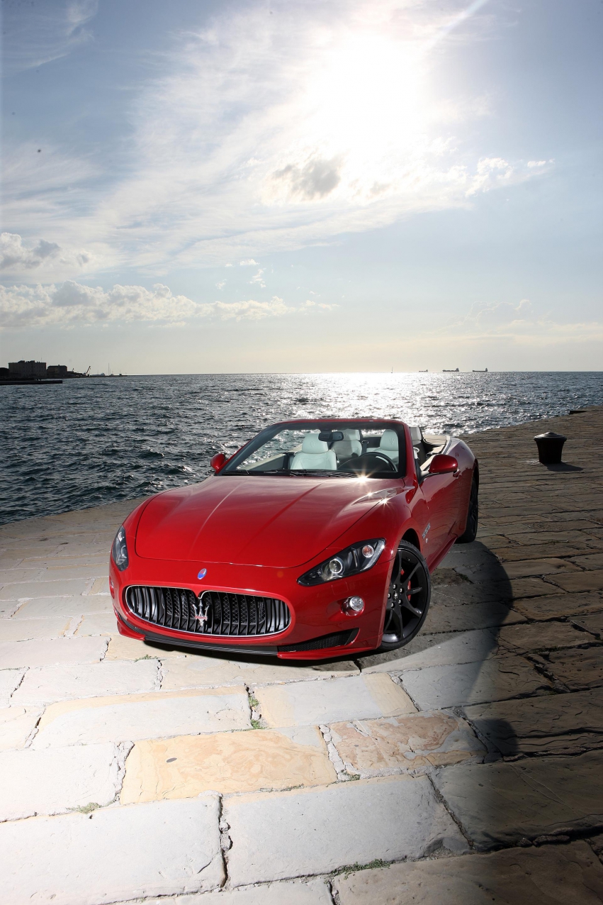 Авто обои Maserati GranCabrio Sport 2012