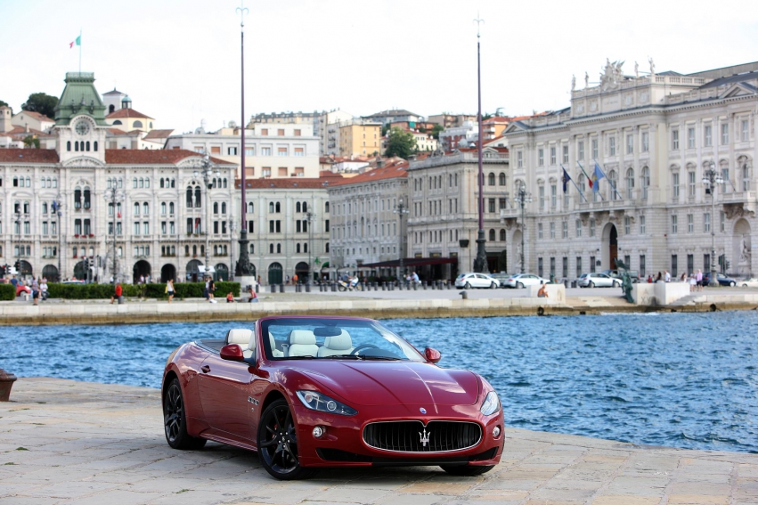 Авто обои Maserati GranCabrio Sport 2012