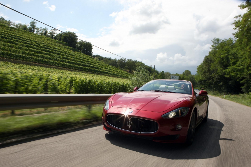 Авто обои Maserati GranCabrio Sport 2012